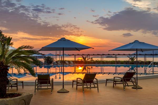Abendlicher Pool im Remisens Hotel Albatros mit Sonnenuntergang und Sonnenreflexion im Wasser.