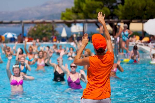 Gruppe von Menschen, die Aqua-Fitness im Pool des Remisens Hotel Albatros machen
