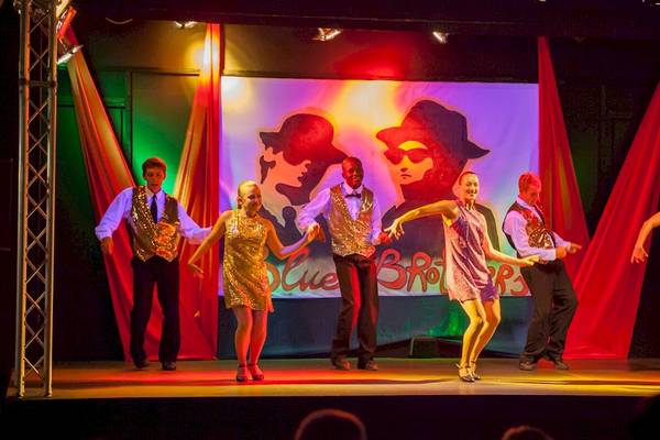 Auftritt der Show-Band Blue Brothers im Remisens Hotel Albatros.