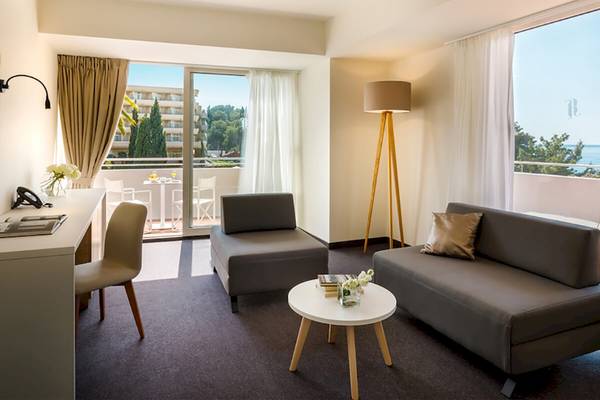 Innenansicht einer Suite im Remisens Hotel Albatros mit Blick auf das Meer.
