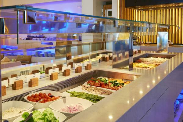 Buffet-Tisch im Saint John Hotel Villas & Spa mit verschiedenen Salaten, Gemüse und Fleischplatten.