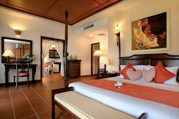Hotelzimmer im Palm Garden Beach Resort Hoi An mit Himmelbett, Dekor und Blumen