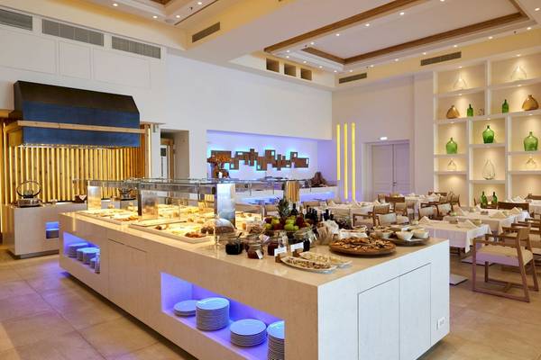 Frühstücksbuffet im Saint John Hotel Villas & Spa mit vielen Gerichten und Tischdekoration.