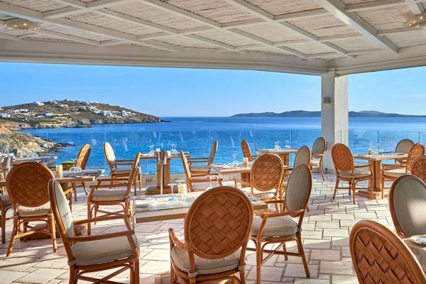 Außenterrasse des Saint John Hotel Villas & Spa mit Blick auf das Meer