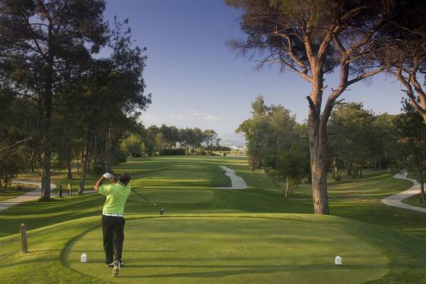 Golfer beim Schlag auf einem Golfplatz im Gloria Verde Resort.