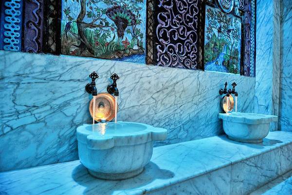 Zwei Waschbecken mit Wasser im Gloria Verde Resort Badezimmer.