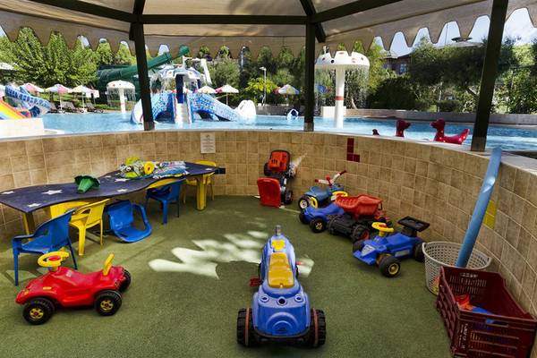 Kinderspielplatz im Freibad des Gloria Verde Resort mit Spielzeugautos und Rutschen.