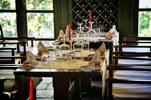 Ein gedeckter Tisch im Gloria Verde Resort mit roten Kerzen und leeren Gläsern.