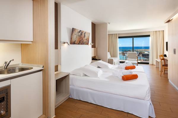 Innenansicht eines Zimmers im Be Live Experience Lanzarote Beach Hotel mit Blick auf das Meer.