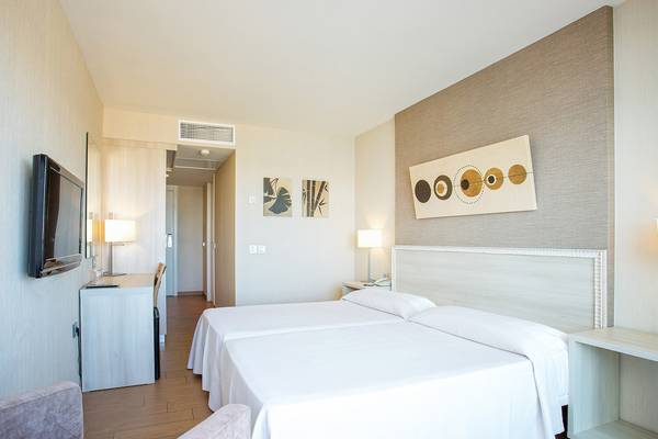 Innenansicht eines Zimmers im Be Live Experience Lanzarote Beach Hotel mit zwei Betten und modernen Möbeln.