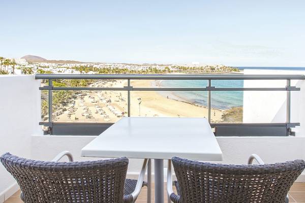 Aussicht vom Balkon des Be Live Experience Lanzarote Beach Hotels mit einem Tisch und Stühlen.