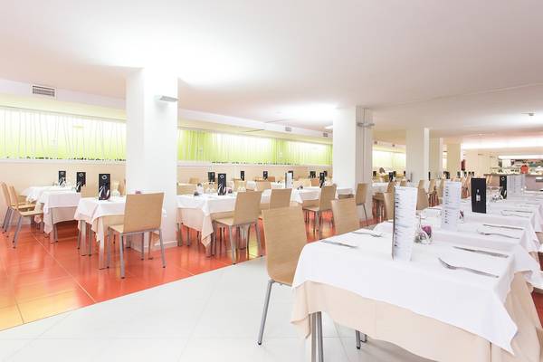 Restaurant des Be Live Experience Lanzarote Beach Hotels mit gedeckten Tischen und Stühlen.