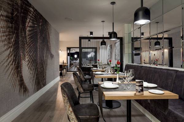 Innenansicht des Restaurants im Be Live Experience Lanzarote Beach Hotel mit gemusterten Wänden und modernen Möbeln.