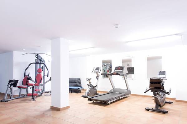 Fitnessraum im Be Live Experience Lanzarote Beach Hotel mit verschiedenen Geräten.