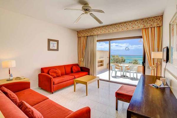 Wohnbereich des SBH Taro Beach Hotels mit Blick auf das Meer und Terrasse.