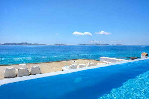 Außenpool des Saint John Hotel Villas & Spa mit Blick auf das Meer