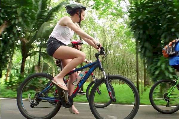 Radtour im Khao Lak Laguna Resort mit zwei Frauen und einem Mann