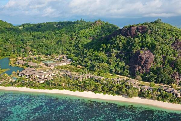 Luftaufnahme des Kempinski Seychelles Resorts mit Blick auf Gebäude, weißen Stränden und üppiger Vegetation.