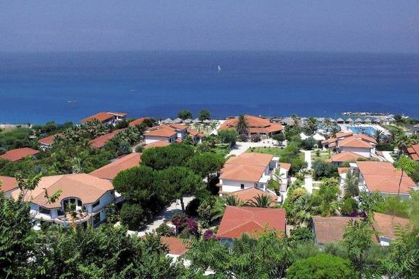 Luftaufnahme des Villaggio Torre Ruffa Robinson Hotels mit Blick auf das Meer und die umliegende Landschaft.
