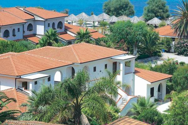 Luftaufnahme des Villaggio Torre Ruffa Robinson Hotels mit Blick auf das Meer und die Gebäude