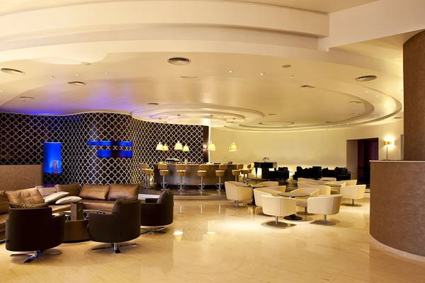 Das elegante Interieur des Olympic Palace Resorts mit einer Bar, Sofas und Stühlen.