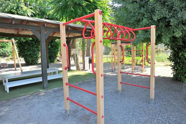Outdoor-Fitnessbereich im Olympic Palace Resort mit Klettergeräten und Sitzbänken.