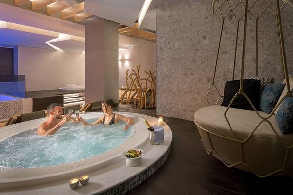 Ein Paar genießt einen Moment in der Jacuzzi-Ecke des Olympic Palace Resorts.