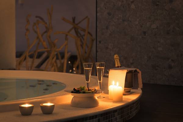 Jacuzzi im Olympic Palace Resort mit Kerzen und Champagner