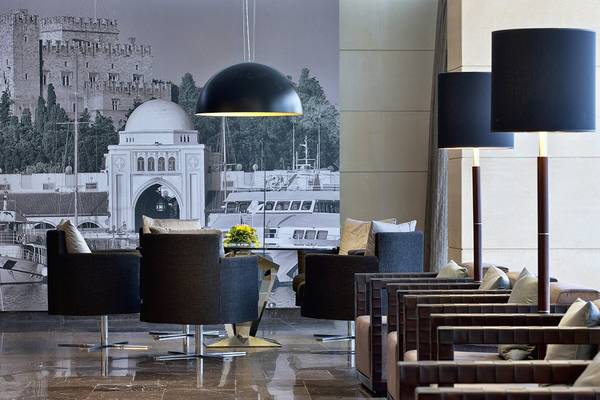 Lobby des Olympic Palace Resorts mit Möbeln und Dekor.