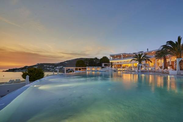 Saint John Hotel Villas & Spa mit Pool bei Sonnenuntergang
