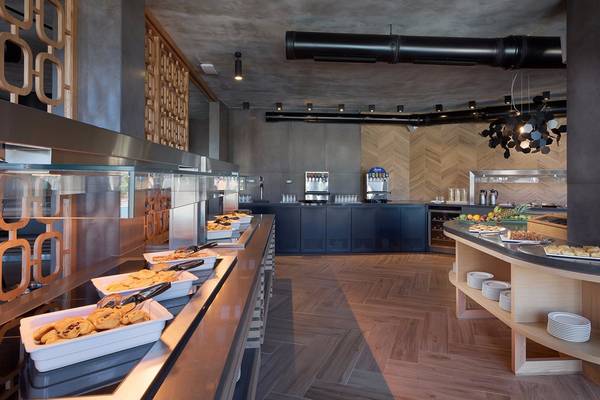 Buffetbereich im Olympic Palace Resort mit vielen Gerichten und Holzboden.