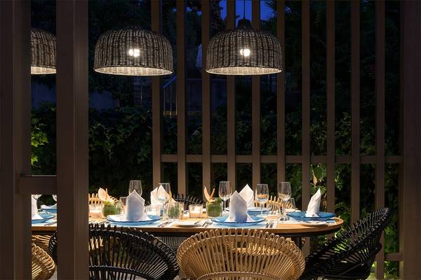 Terrasse des Olympic Palace Resorts bei Nacht mit beleuchteten Korblampen und festlich gedeckten Tischen.