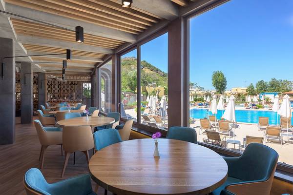Innenansicht des Restaurants im Olympic Palace Resort mit Blick auf den Pool.