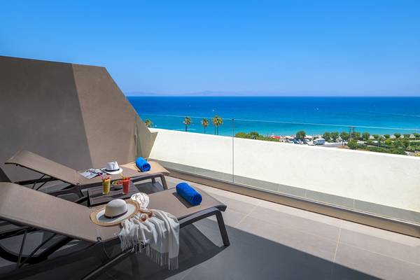 Balkon des Olympic Palace Resorts mit Blick auf das Meer und Sonnenliegen.