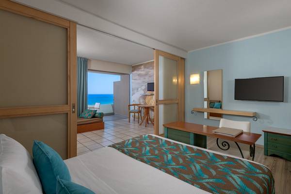 Innenansicht eines Hotelzimmers im Olympic Palace Resort mit Blick auf das Meer.