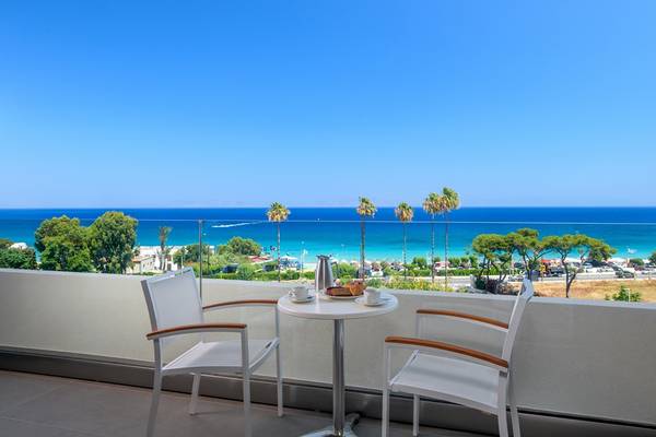 Aussicht vom Balkon des Olympic Palace Resorts mit Blick auf das Meer und Palmen