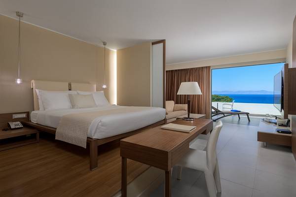 Suite-Zimmer im Olympic Palace Resort mit Blick auf das Meer.