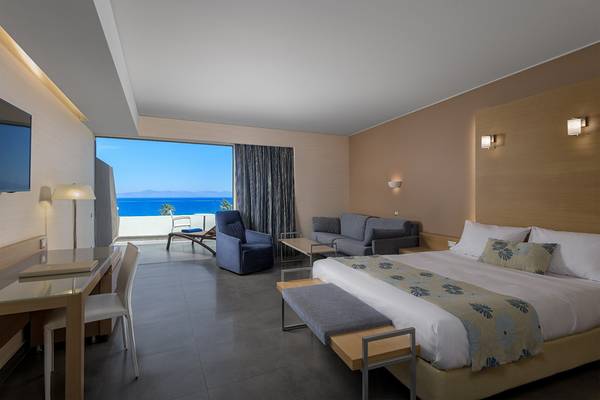 Ein elegantes Hotelzimmer mit Meerblick im Olympic Palace Resort