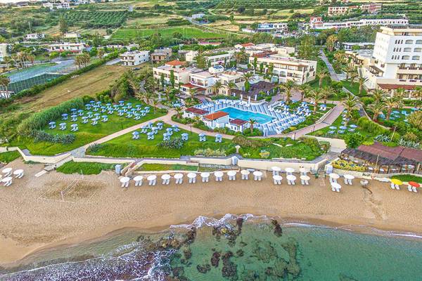 Luftaufnahme des Creta Royal - Adults Only Hotels mit Pool, Strand und Anlage