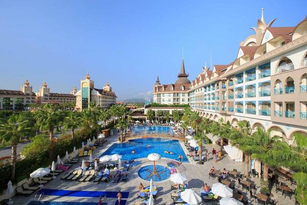 Außenansicht des Side Crown Palace Hotels mit Swimmingpool und Loungebereichen
