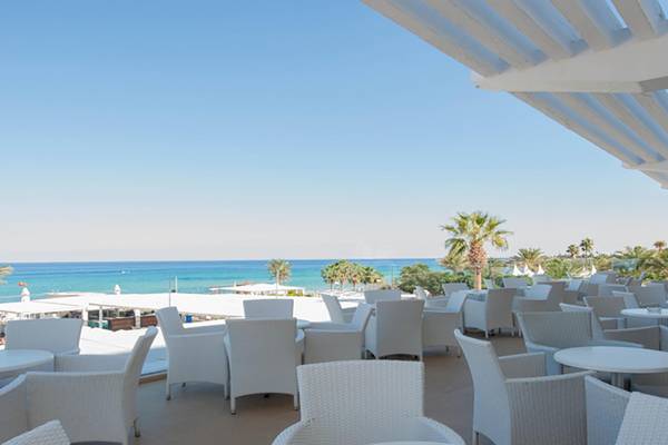 Aussicht auf das Meer von der Terrasse des Vrissiana Beach Hotels.