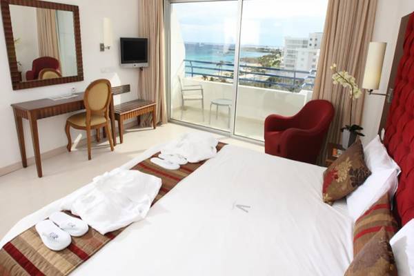 Hotelzimmer im Vrissiana Beach Hotel mit Meerblick und Balkon.