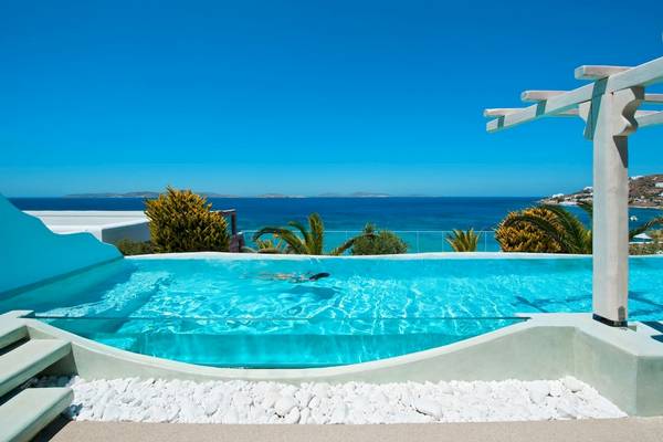Außenpool des Saint John Hotel Villas & Spa mit Blick auf das Meer.