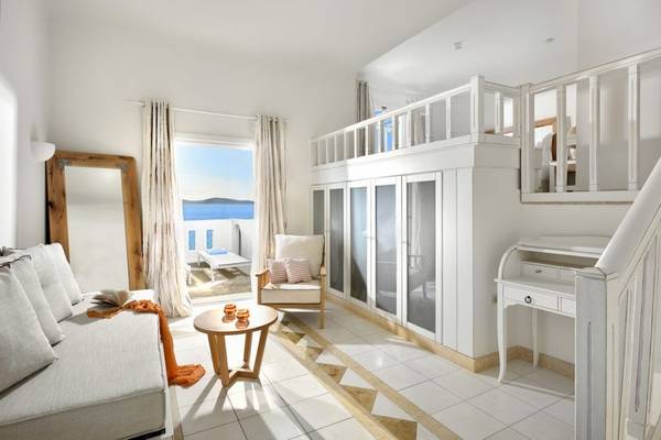 Innenbereich des Saint John Hotel Villas & Spa mit hellem Dekor und Blick auf das Meer.