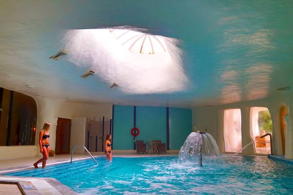 Innenpool mit Frauen im Odyssee Resort Thalasso & Spa