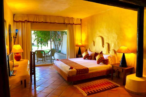 Hotelzimmer mit Doppelbett und Terrasse im Odyssee Resort Thalasso & Spa