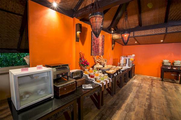 Frühstücksbuffet im Fair House Beach Resort mit vielen Speisen und Getränken.
