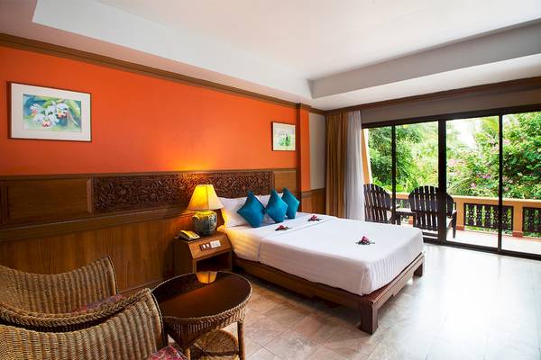 Hotelzimmer im Fair House Beach Resort mit Blick auf die Terrasse und Garten.