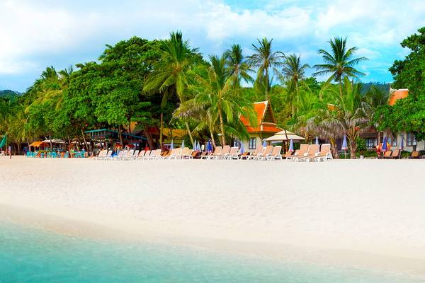 Strand des Fair House Beach Resorts mit Liegestühlen und Palmen