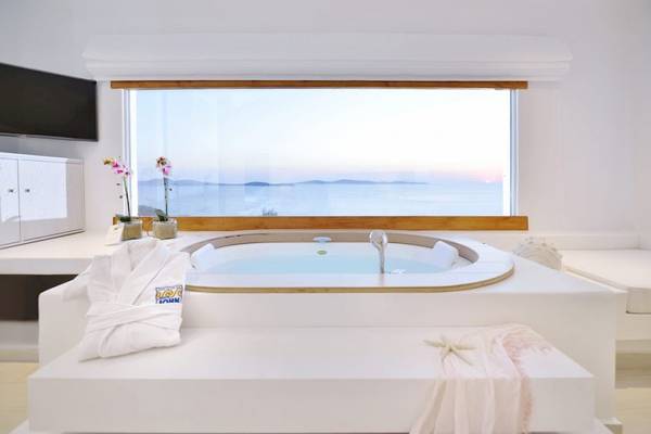 Jacuzzi in der Suite des Saint John Hotel Villas & Spa mit Meerblick